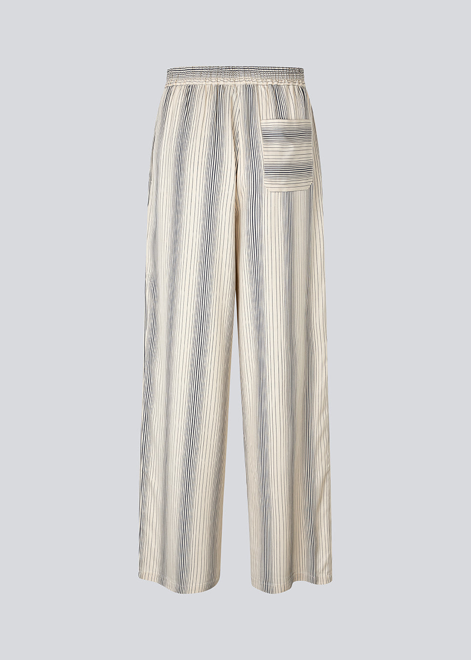 Pants with a relaxed shape. HissaMD print pants has wide legs and a high waist with covered elastication and tiebands. Side pockets and a patch back pocket