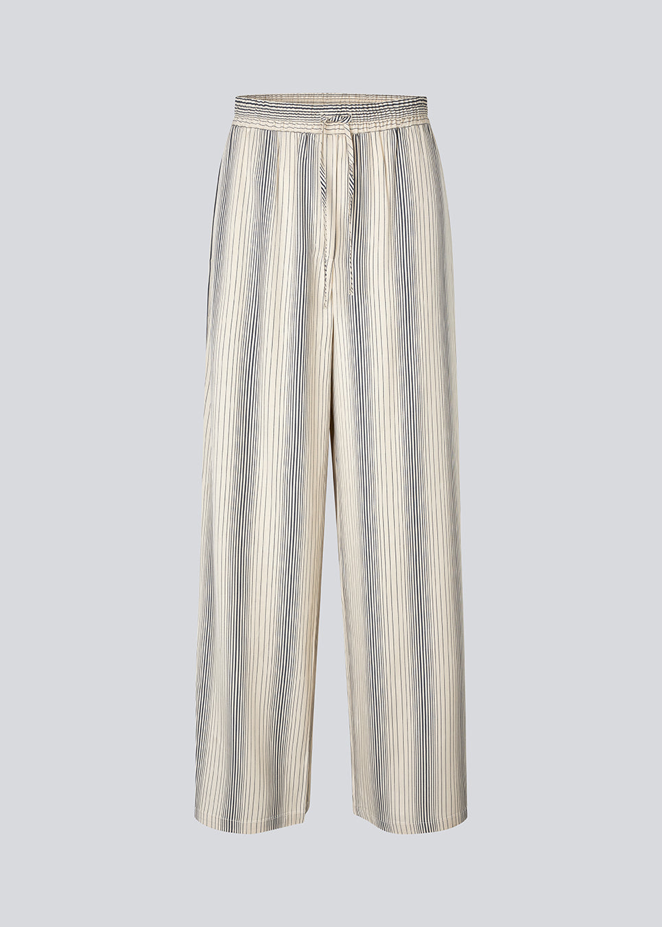 Pants with a relaxed shape. HissaMD print pants has wide legs and a high waist with covered elastication and tiebands. Side pockets and a patch back pocket
