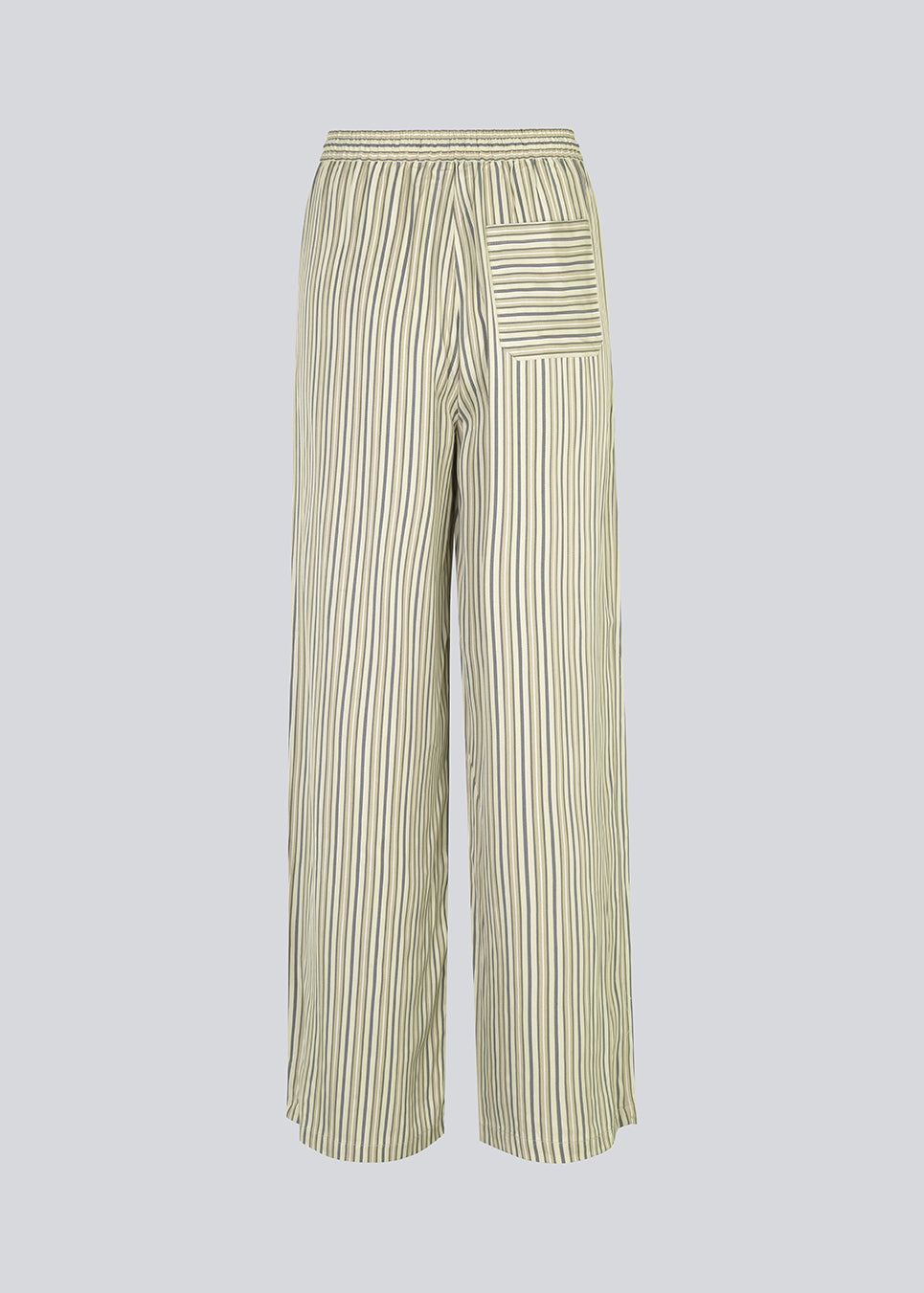 Pants with a relaxed shape. HissaMD print pants has wide legs and a high waist with covered elastication and tiebands. Side pockets and a patch back pocket. The model is 175 cm and wears a size S/36.