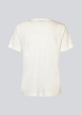 T-shirt in white with a normal fit in a soft quality made from cotton and linen. HoltMD t-shirt has a round neckline and short sleeves. The model is 175 cm and wears a size S/36.