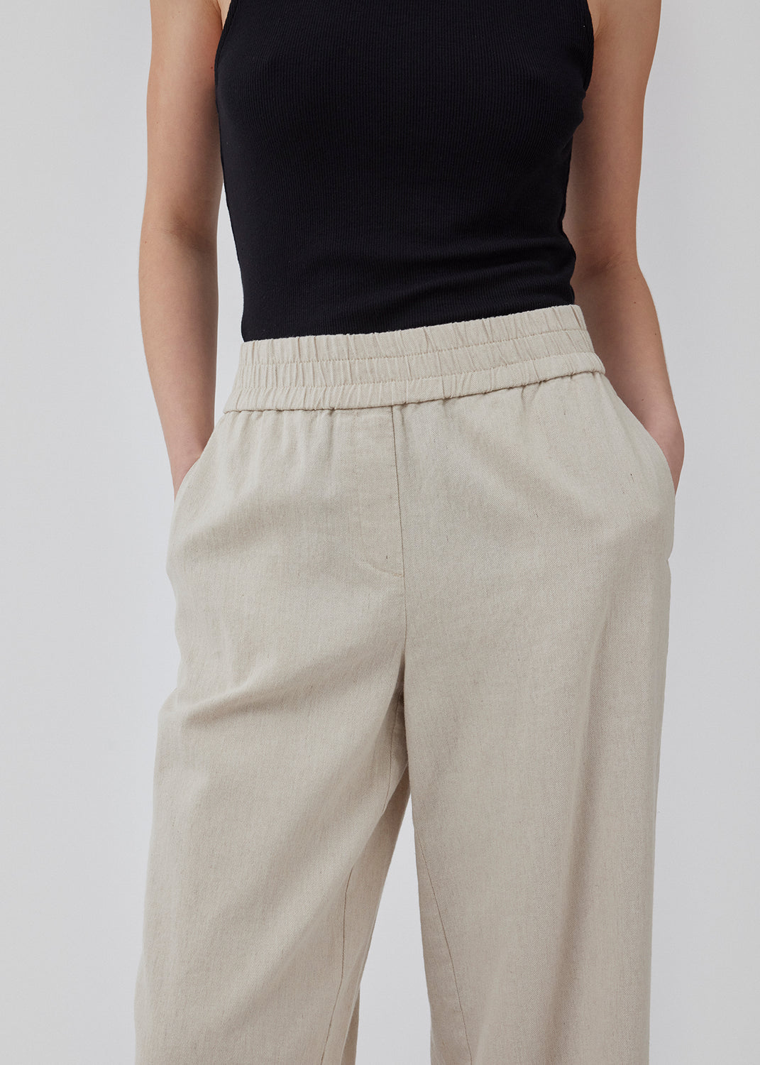 Pants in beige designed with a casual look and fit in a cotton and linen blend. HonorMD pants has loose legs and a medium waist with a wide elastic band. The model is 175 cm and wears a size S/36.