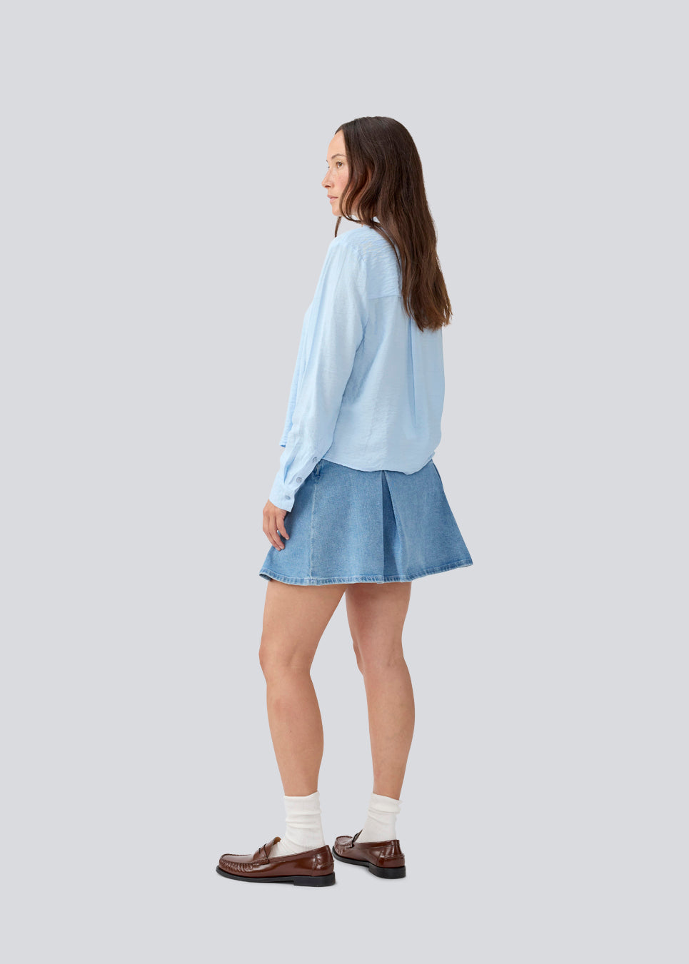 Shirt in a light EcoVero viscose with a loose fit. HudgesMD shirt has a collar, button closure in front, and long sleeves with cuff.