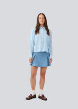 Shirt in a light EcoVero viscose with a loose fit. HudgesMD shirt has a collar, button closure in front, and long sleeves with cuff.