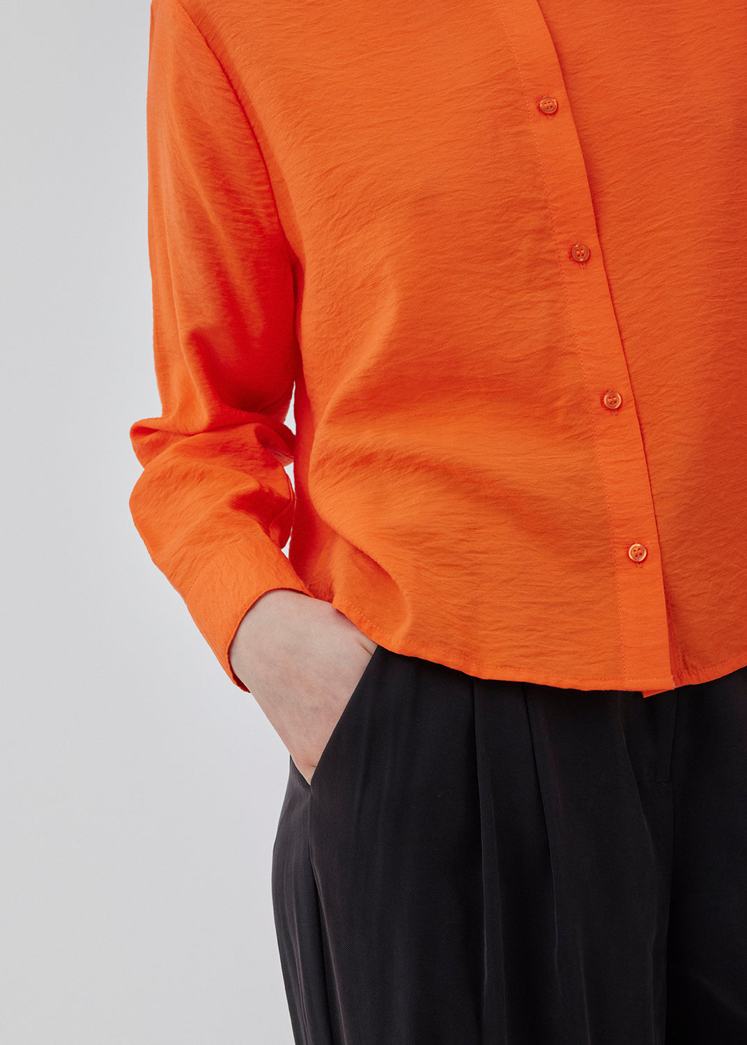 Shirt in bright red a light EcoVero viscose with a loose fit. HudgesMD shirt has a collar, button closure in front, and long sleeves with cuff. The model is 175 cm and wears a size S/36.
