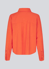 Shirt in bright red a light EcoVero viscose with a loose fit. HudgesMD shirt has a collar, button closure in front, and long sleeves with cuff. The model is 175 cm and wears a size S/36.
