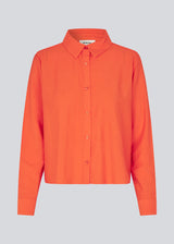 Shirt in bright red a light EcoVero viscose with a loose fit. HudgesMD shirt has a collar, button closure in front, and long sleeves with cuff. The model is 175 cm and wears a size S/36.