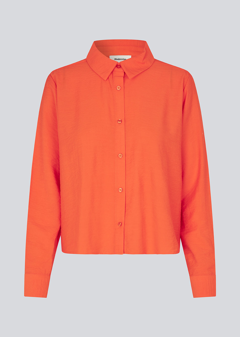Shirt in bright red a light EcoVero viscose with a loose fit. HudgesMD shirt has a collar, button closure in front, and long sleeves with cuff. The model is 175 cm and wears a size S/36.