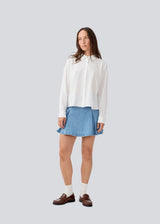 Shirt in a light EcoVero viscose with a loose fit. HudgesMD shirt has a collar, button closure in front, and long sleeves with cuff.