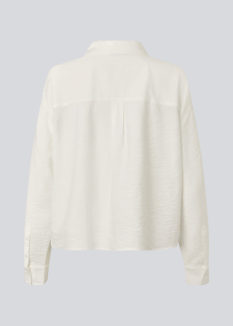 Shirt in a light EcoVero viscose with a loose fit. HudgesMD shirt has a collar, button closure in front, and long sleeves with cuff.