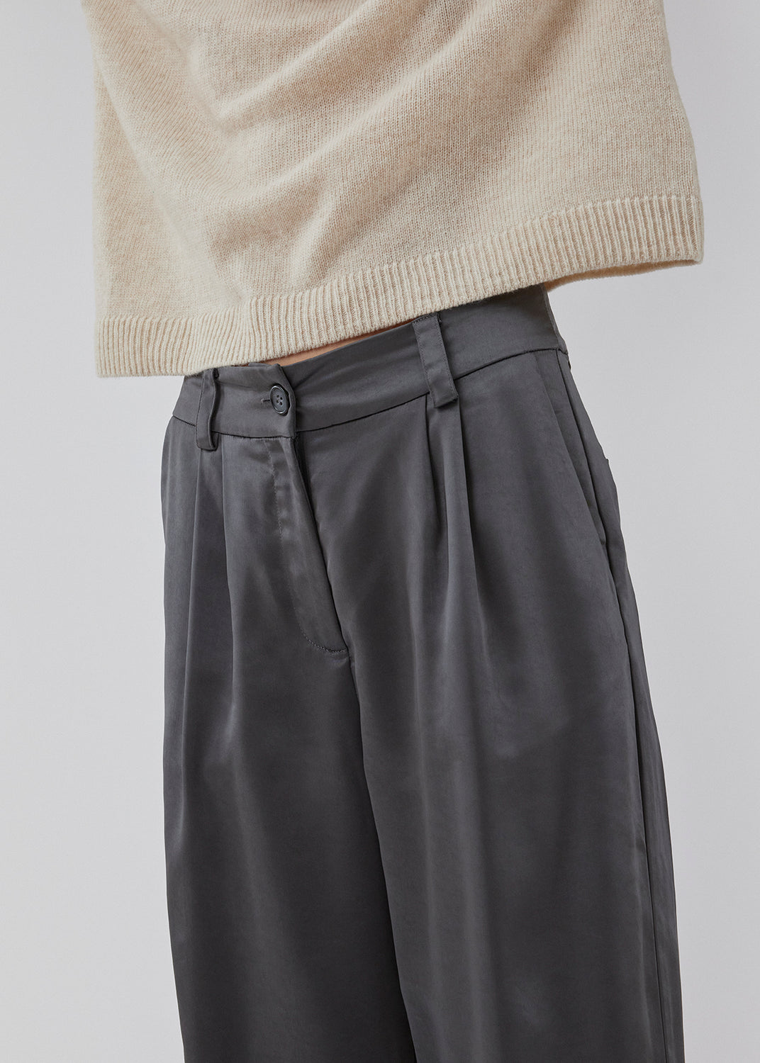 Satin pants with zip fly and button at the waist. HudsonMD pants has a regular waist with pleats, slanted side pockets, and decorative welt back pockets. The model is 175 cm and wears a size S/36.