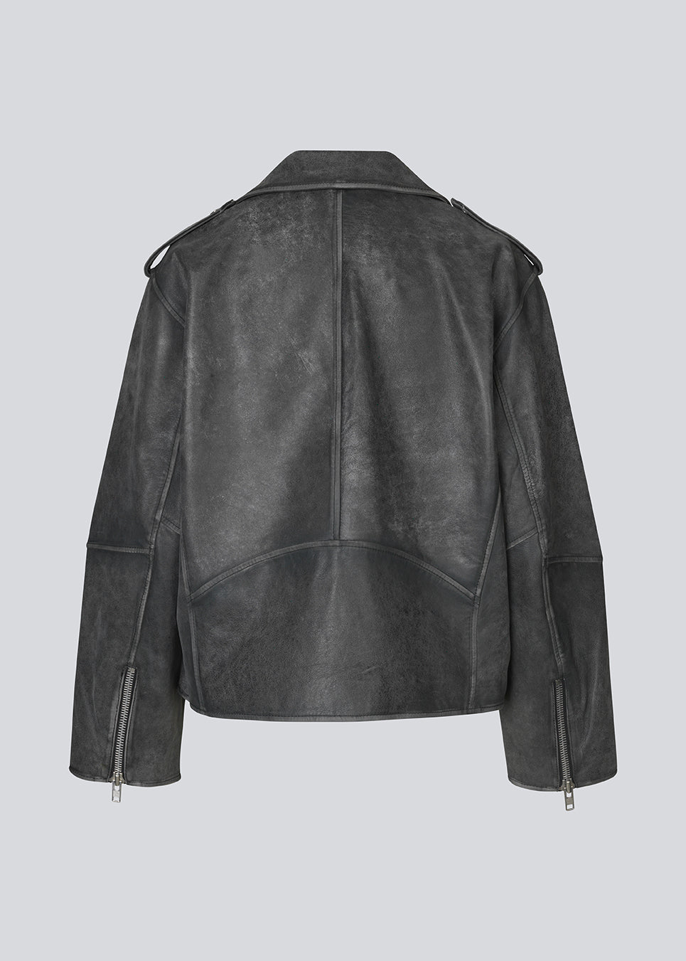 Jacket in soft lamb leather with bias zipper in front, lapels with push buttons and long sleeves with zipper. HullaMD jacket has bias front pockets with zip closure in front. Lined.