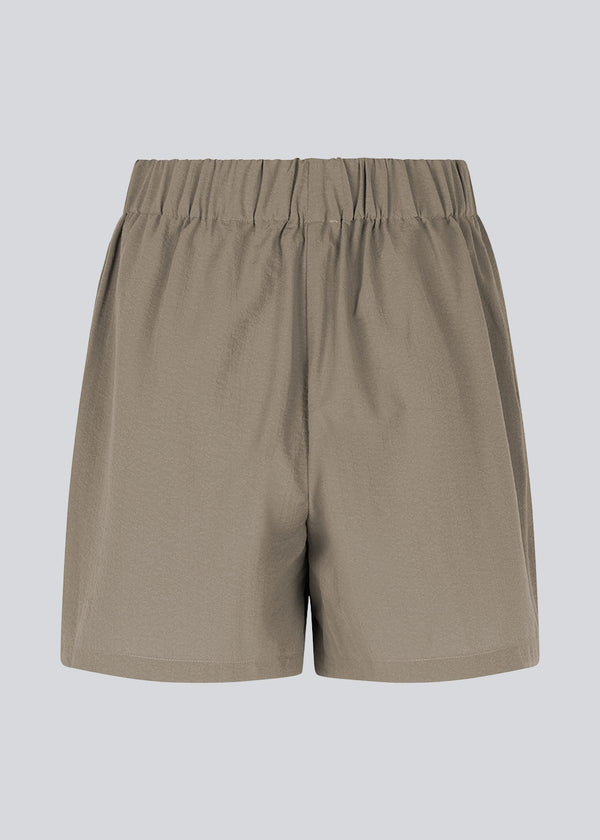 Shorts in brown with a loose silhouette in a recycled material. HuntleyMD shorts has a medium waistline with covered elastication.&nbsp;