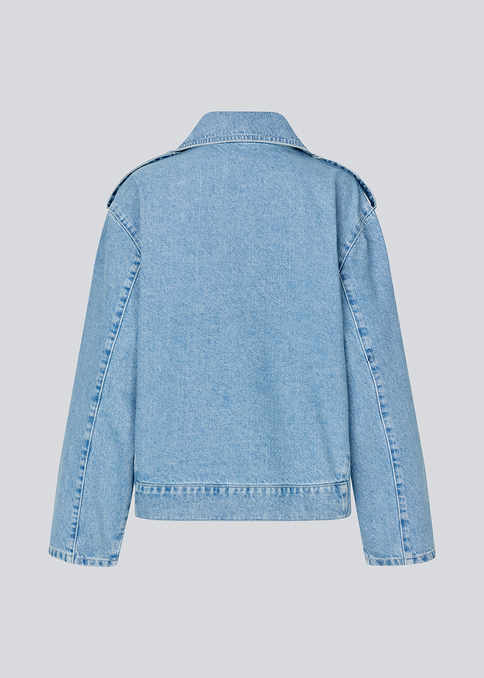 Meet our newest denim jacket made with inspiration from our bestseller leather jacket HullaMD jacket. The jacket in denim has a bias zipper in front and lapels with push buttons. IbenMD jacket has bias front pockets with zip closure in front. Get the trend and shop a denim jacket!