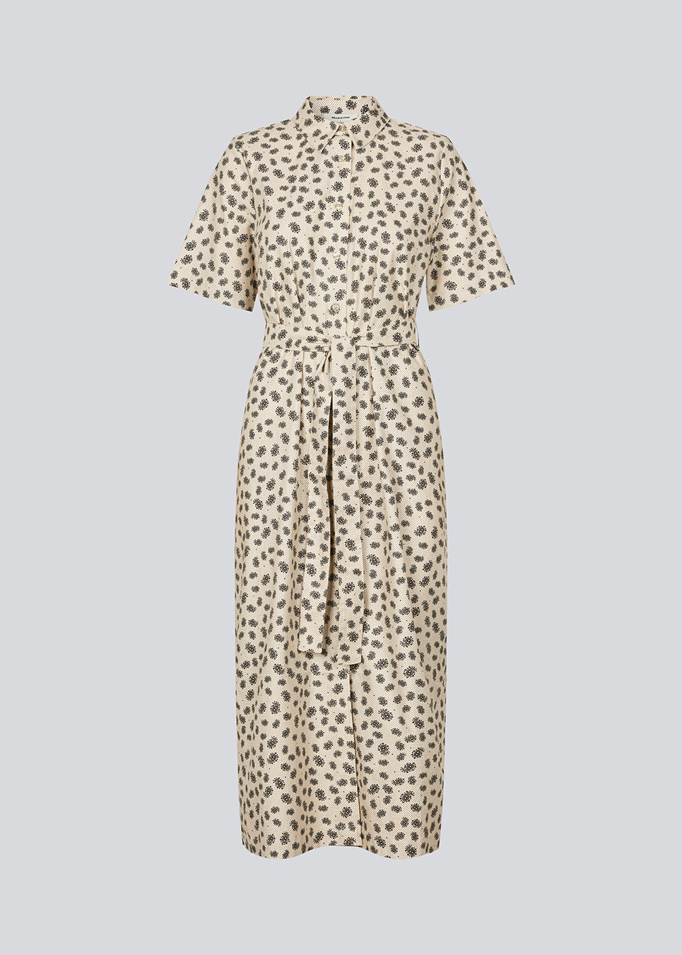 Maxi shirt dress with short sleeves. IggaMD dress has a shirt collar, button closure in front and a tie band at the waist. The model is 177 cm and wears a size S/36.