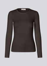 Basic long-sleeved t-shirt in dark brown in soft cotton rib with stretch. Igormd LS t-shirt has a tight fit with long sleeves. 