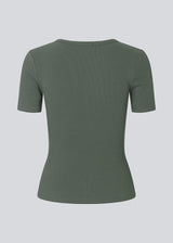 Basic t-shirt in dark green in a soft cotton rib with stretch. Igormd short t-shirt has a tight fit with short sleeves. The model is 175 cm and wears a size s/36.
