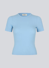 Basic light blue t-shirt in soft cotton rib with stretch. Igormd short t-shirt has a tight fit with short sleeves. The model is 175 cm and wears a size s/36.
Material:
95% Cotton
5% Elastane