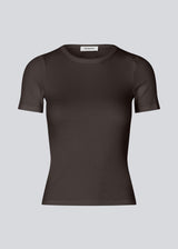 Basic brown t-shirt in soft cotton rib with stretch. Igormd short t-shirt has a tight fit with short sleeves. 