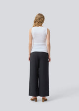 Sleeveless white top in ribbed cotton jersey. Igormd tank top has a thight fit and a round neckline. fit with long sleeves.