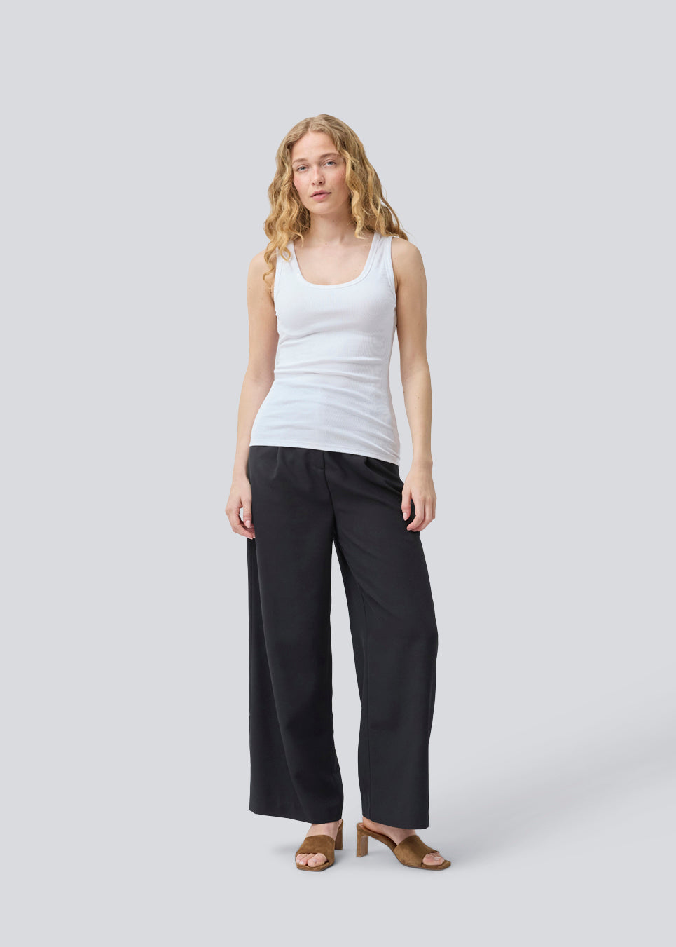 Sleeveless white top in ribbed cotton jersey. Igormd tank top has a thight fit and a round neckline. fit with long sleeves.