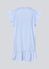 Short, sleeveless dress with ruffle details. The InaraMD dress has an opening in the front with a and button closure and decorative ruffles. The model is 177 cm and wears a size S/36