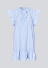 Short, sleeveless dress with ruffle details. The InaraMD dress has an opening in the front with a and button closure and decorative ruffles. The model is 177 cm and wears a size S/36