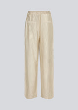 Suit pants with medium-high waist, pleats and wide legs. IsabelMD pants a zipper side pockets and paspoil back pockets.