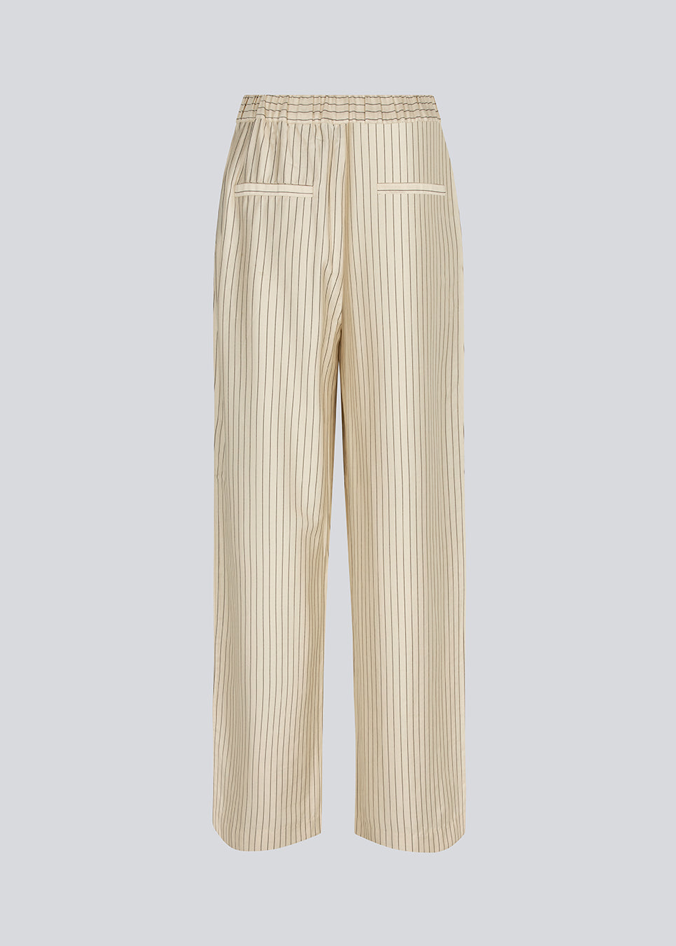 Suit pants with medium-high waist, pleats and wide legs. IsabelMD pants a zipper side pockets and paspoil back pockets.