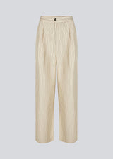 Suit pants with medium-high waist, pleats and wide legs. IsabelMD pants a zipper side pockets and paspoil back pockets.