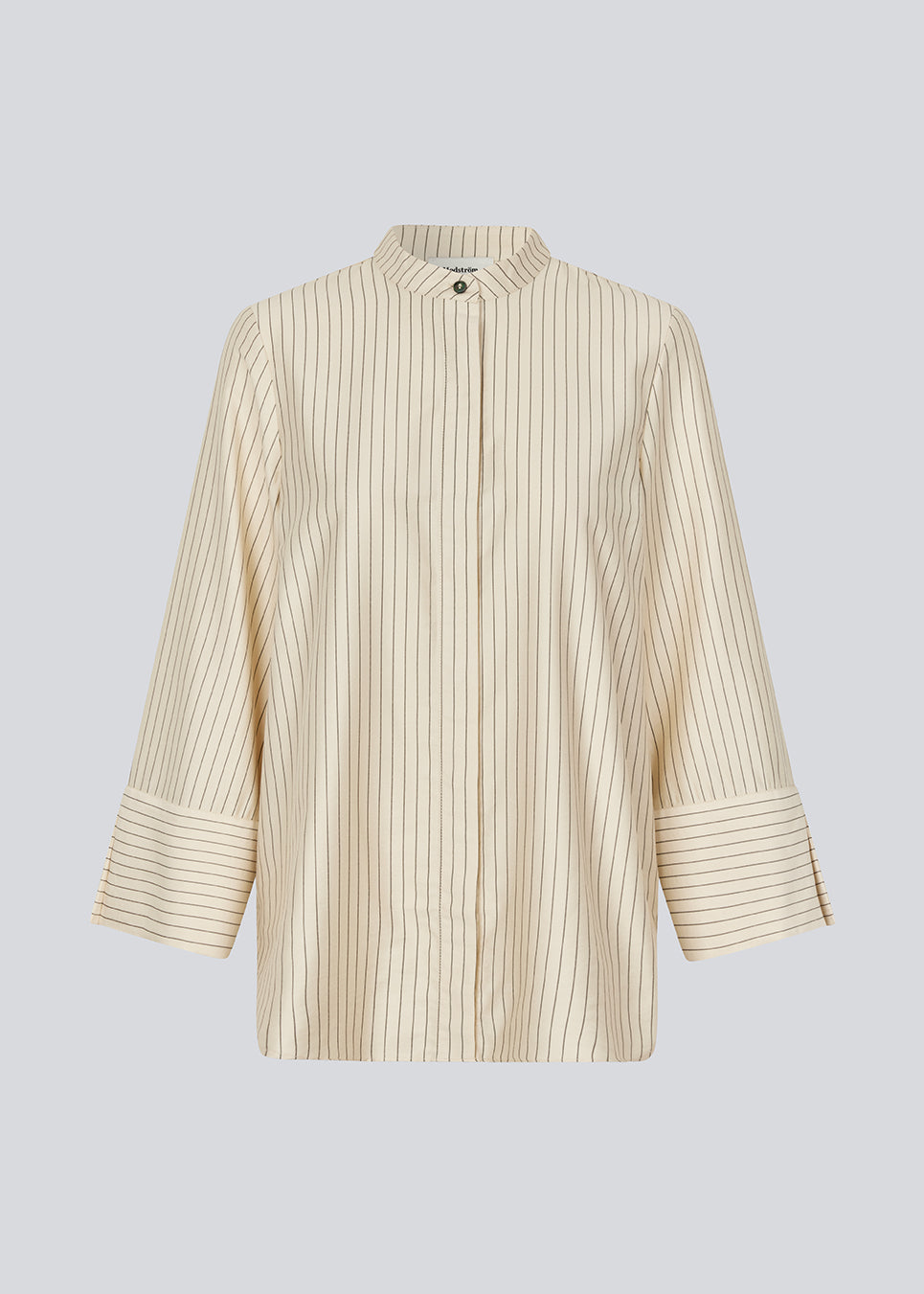 Shirt with copped sleeves and a slit. IsabelMD shirt has a hidden button closure and a high neck.