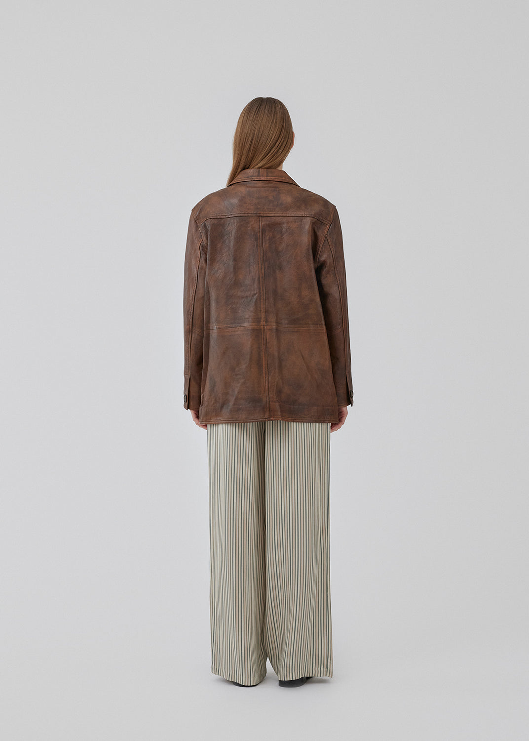 Jacket in lamb leather with a vintage inspired look. IsmaelMD jacket features a relaxed shape with 4 front pockets, v-neckline with collar and lapel, and a button closure in front. The model is 175 cm and wears a size S/36.