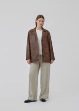 Jacket in lamb leather with a vintage inspired look. IsmaelMD jacket features a relaxed shape with 4 front pockets, v-neckline with collar and lapel, and a button closure in front. The model is 175 cm and wears a size S/36.