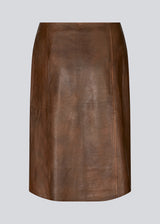 Midi skirt in lamp leather with a vintage inspired look. IsmaelMD skirt has a medium high waist, lining and a button closure in front.