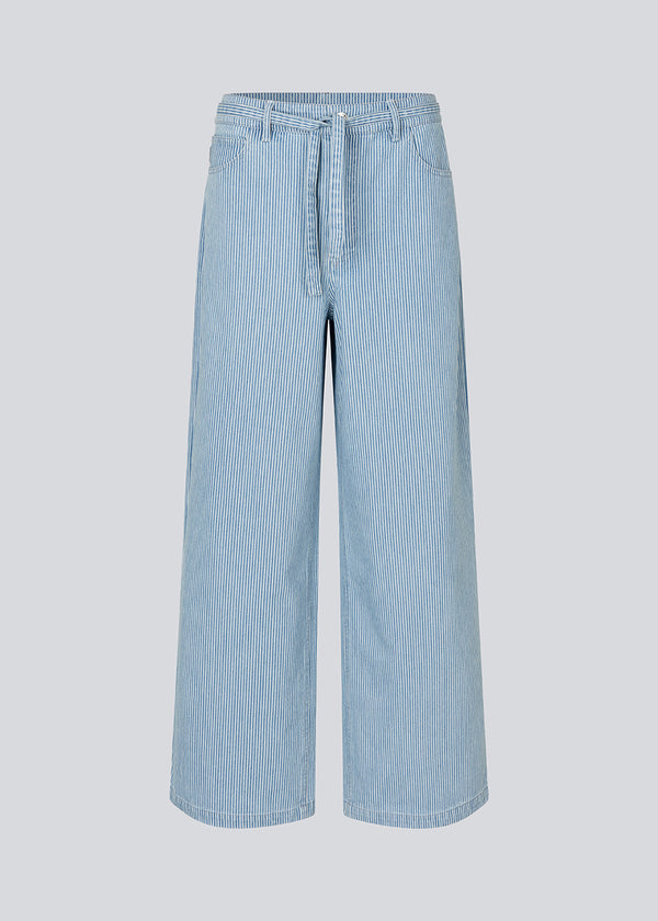 Jeans with wide legs in cotton denim in soft blue with white stripes. IsoldeMD pants have a high waist, front and back pockets,&nbsp; and a tie band at the waist.&nbsp;<br>