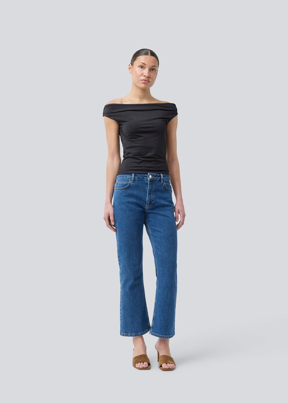 Flared jeans with of cotton denim. IsoldeMD solid cropped jeans have a high waist, zipper fly, and front and back pockets.