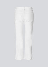 Flared jeans in white with of cotton denim. IsoldeMD solid cropped jeans have a high waist, zipper fly, and front and back pockets.
The model is 175cm and wears a size 27 (small).