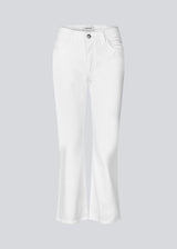 Flared jeans in white with of cotton denim. IsoldeMD solid cropped jeans have a high waist, zipper fly, and front and back pockets.
The model is 175cm and wears a size 27 (small).