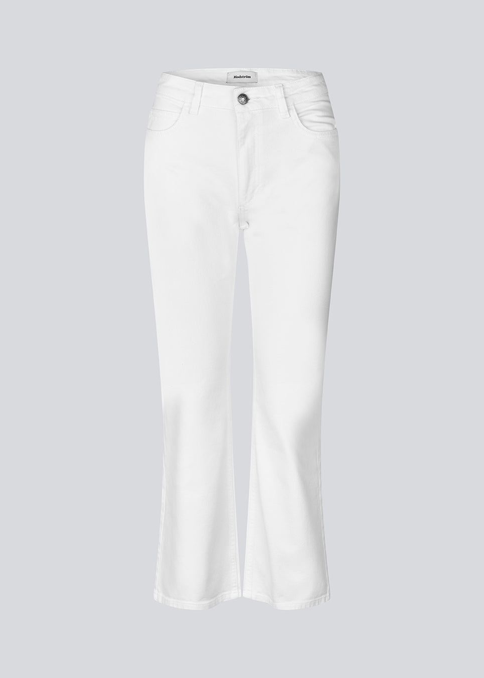Flared jeans in white with of cotton denim. IsoldeMD solid cropped jeans have a high waist, zipper fly, and front and back pockets.
The model is 175cm and wears a size 27 (small).