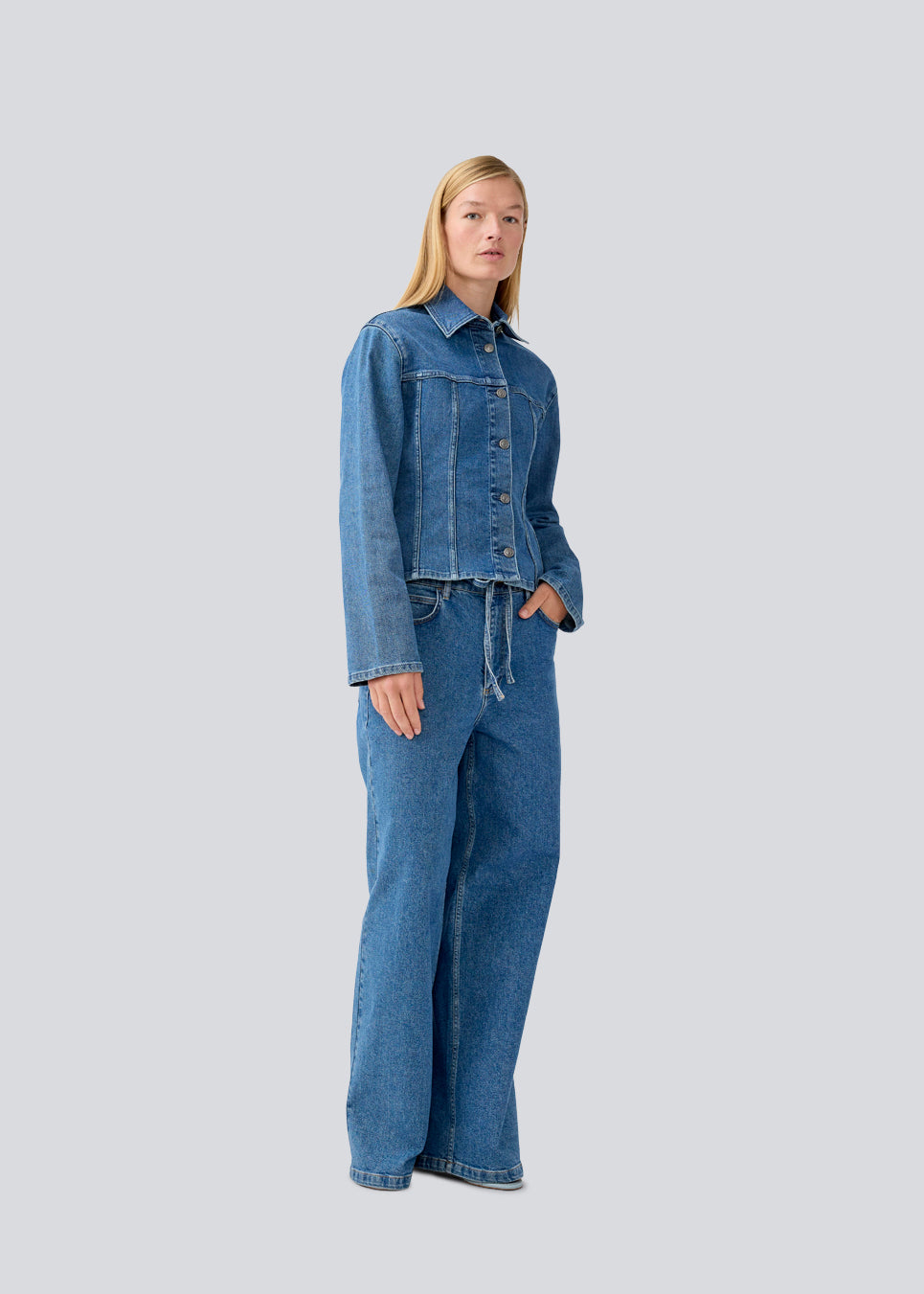 Fitted shirt in denim. IsoldeMD solid shirt has a collar, loose sleeves and a button closure in front.