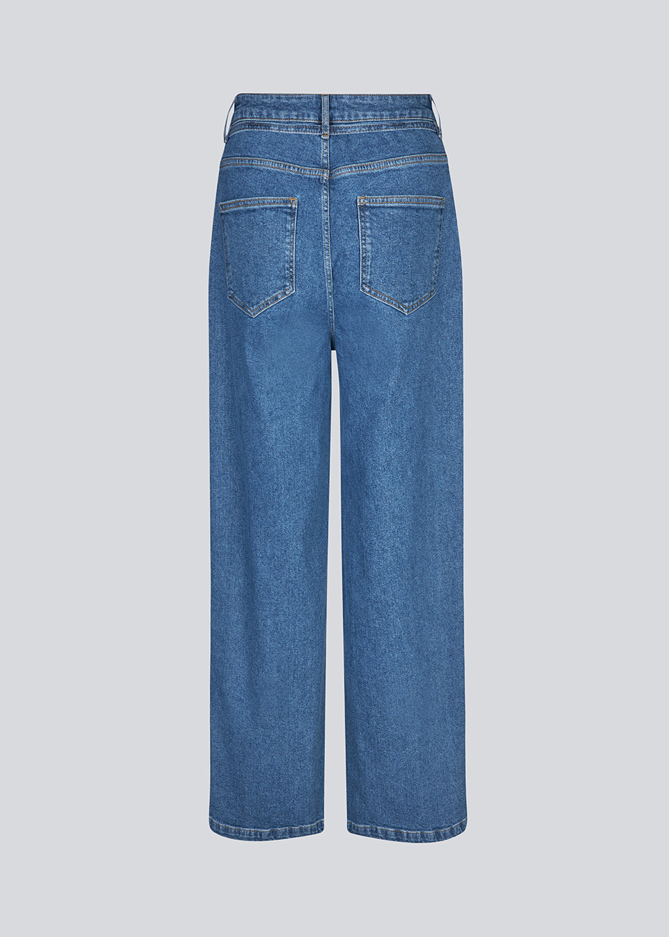 Jeans with wide legs in a cotton denim. IsoldeMD pants has a high waist, front and back pockets and a tie band at the waist.