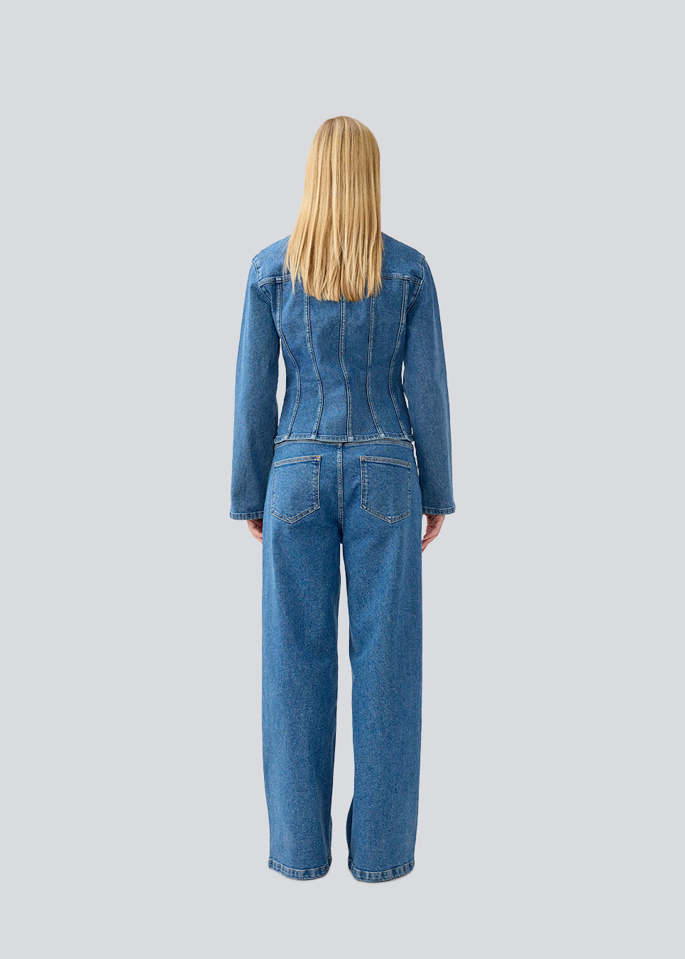 Fitted shirt in denim. IsoldeMD solid shirt has a collar, loose sleeves and a button closure in front.