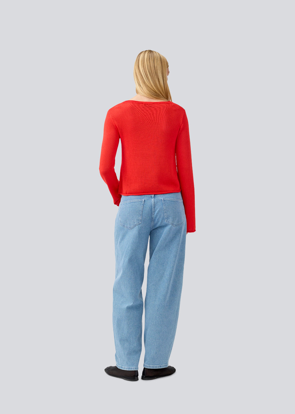 Knitted top with long flared sleeves and a wide neckline. IvonneMD o-neck has a normal fit.