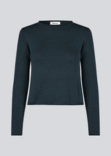 Knitted blouse in dark navy with long sleeves and a wide neckline. IvonneMD O-neck has a normal fit.