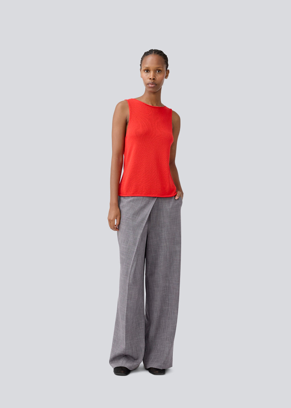 Sleeveless top in knit. IvonneMD top has a loose fit and a wide neck line.