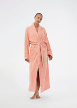 Peachy oversized bathrobe. Josefinemd bathrobe is made from 100% organic cotton. It features large pockets, a belt, and contrast trims for an elegant touch. Finished with a subtle logo on the back – ideal for cozy mornings. Josefine Vogt (165 cm) and the model (177 cm) are both wearing size Small.