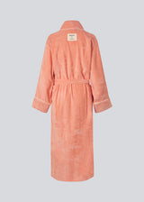 Peachy oversized bathrobe. Josefinemd bathrobe is made from 100% organic cotton. It features large pockets, a belt, and contrast trims for an elegant touch. Finished with a subtle logo on the back – ideal for cozy mornings. Josefine Vogt (165 cm) and the model (177 cm) are both wearing size Small.
