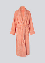 Peachy oversized bathrobe. Josefinemd bathrobe is made from 100% organic cotton. It features large pockets, a belt, and contrast trims for an elegant touch. Finished with a subtle logo on the back – ideal for cozy mornings. Josefine Vogt (165 cm) and the model (177 cm) are both wearing size Small.