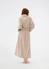 Beige oversized bathrobe. Josefinemd bathrobe is made from 100% organic cotton. It features large pockets, a belt, and contrast trims for an elegant touch. Finished with a subtle logo on the back – ideal for cozy mornings. Josefine Vogt (165 cm) and the model (177 cm) are both wearing size Small.