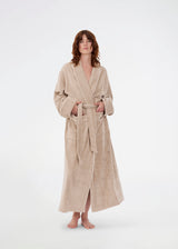 Beige oversized bathrobe. Josefinemd bathrobe is made from 100% organic cotton. It features large pockets, a belt, and contrast trims for an elegant touch. Finished with a subtle logo on the back – ideal for cozy mornings. Josefine Vogt (165 cm) and the model (177 cm) are both wearing size Small.