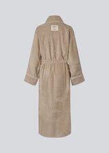 Beige oversized bathrobe. Josefinemd bathrobe is made from 100% organic cotton. It features large pockets, a belt, and contrast trims for an elegant touch. Finished with a subtle logo on the back – ideal for cozy mornings. Josefine Vogt (165 cm) and the model (177 cm) are both wearing size Small.